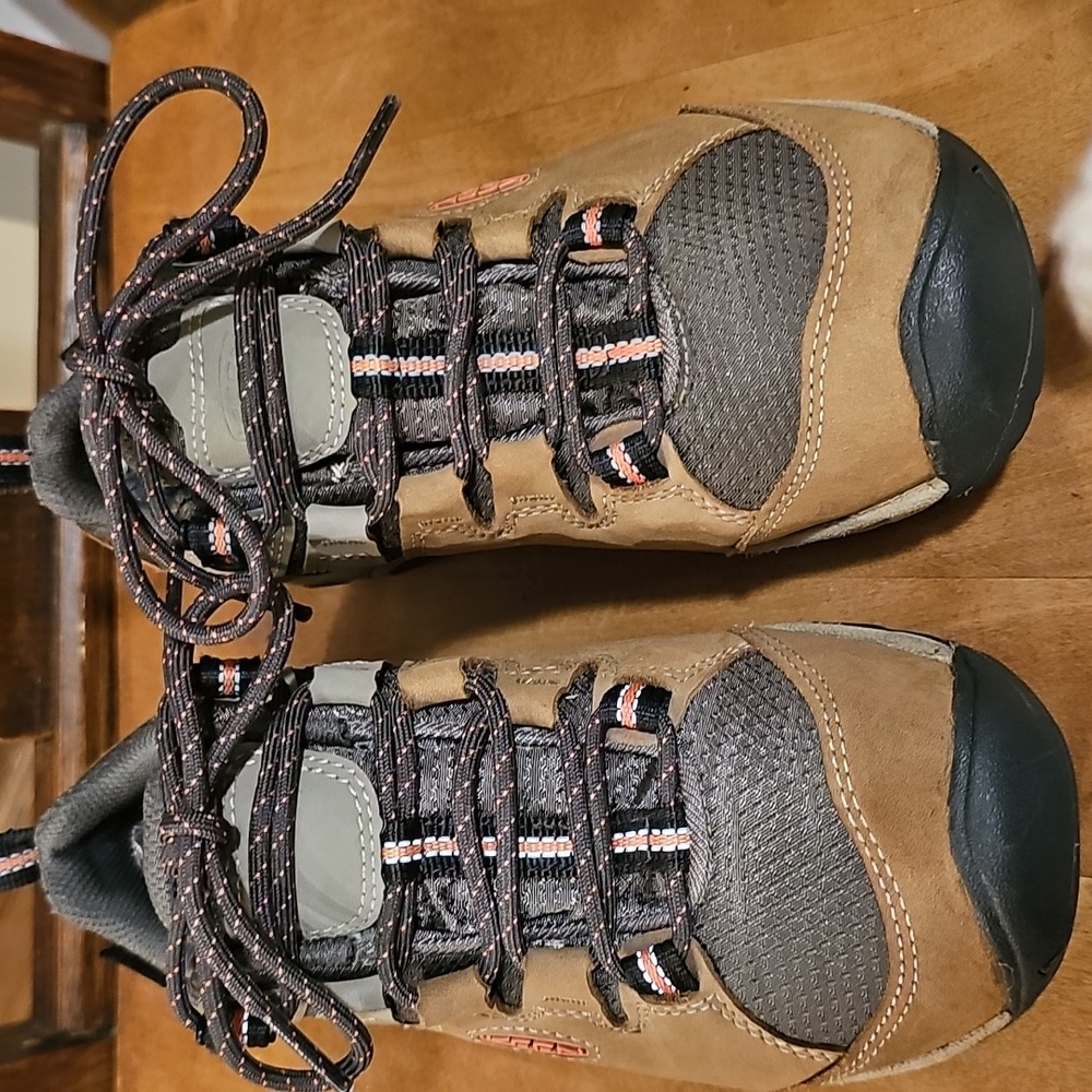 Keen Waterproof Lace Up Hiking Shoes - Picture 2 of 8